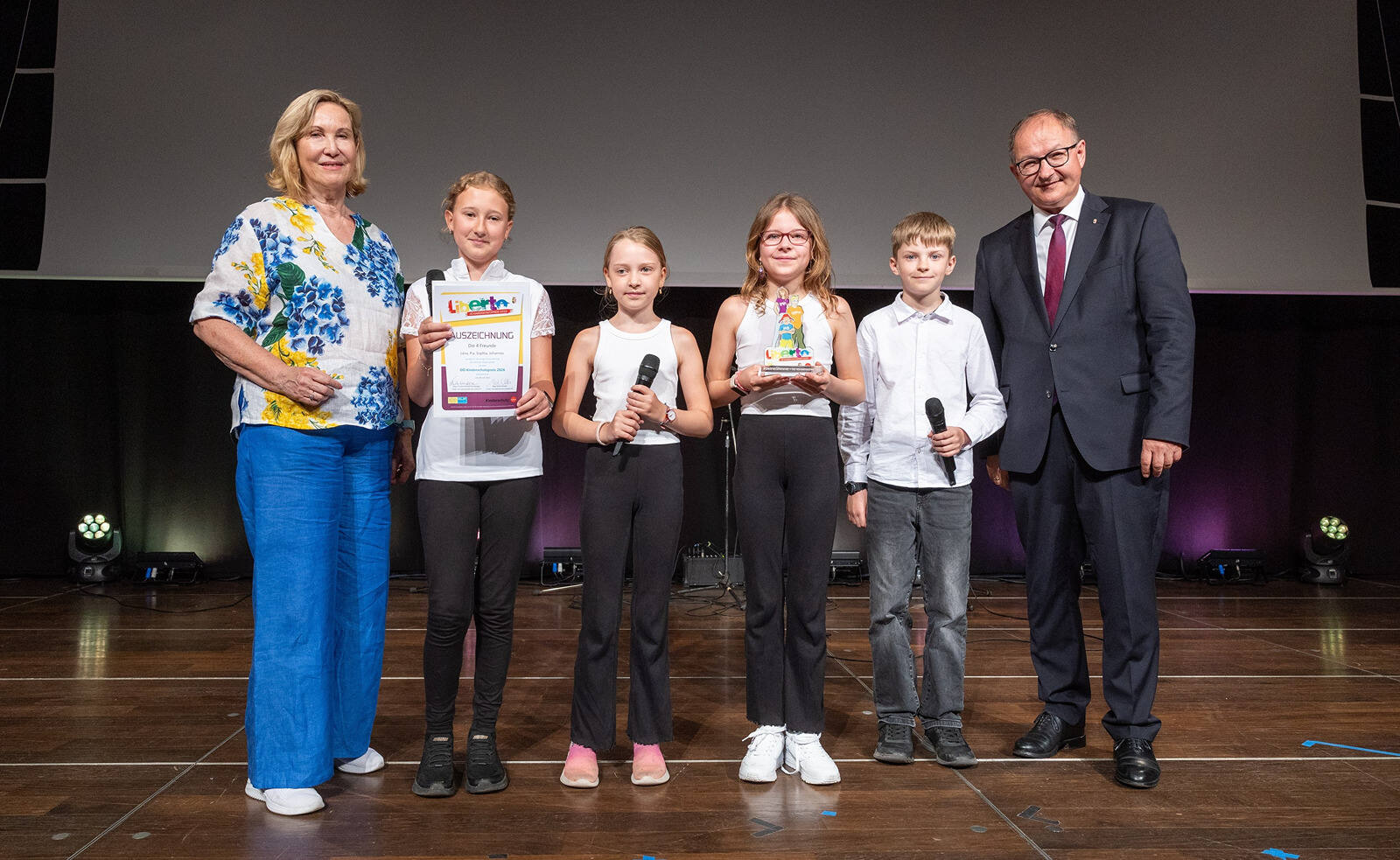 4 Freunde: Lena, Pia, Sophia & Johannes, Bezirk Linz-Land, mit LR Winkler und Kinder- und Jugendanwältin Winkler-Kirchberger