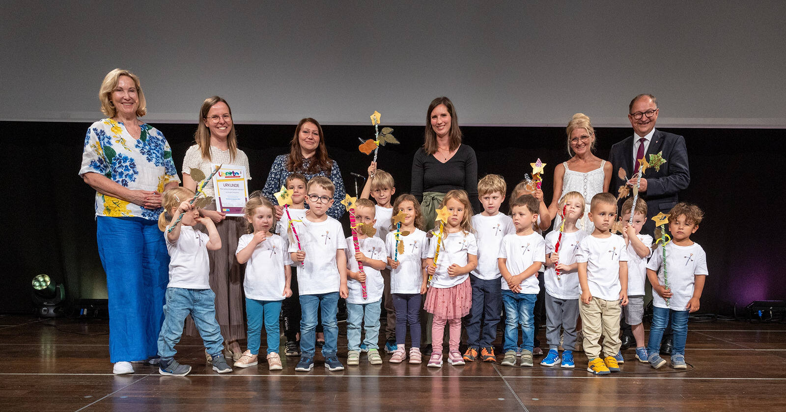 Anerkennungspreis Pfarrcaritas-Kindergarten Katsdorf, Bezirk Perg, mit LR Winkler und Kinder- und Jugendanwältin Winkler-Kirchberger