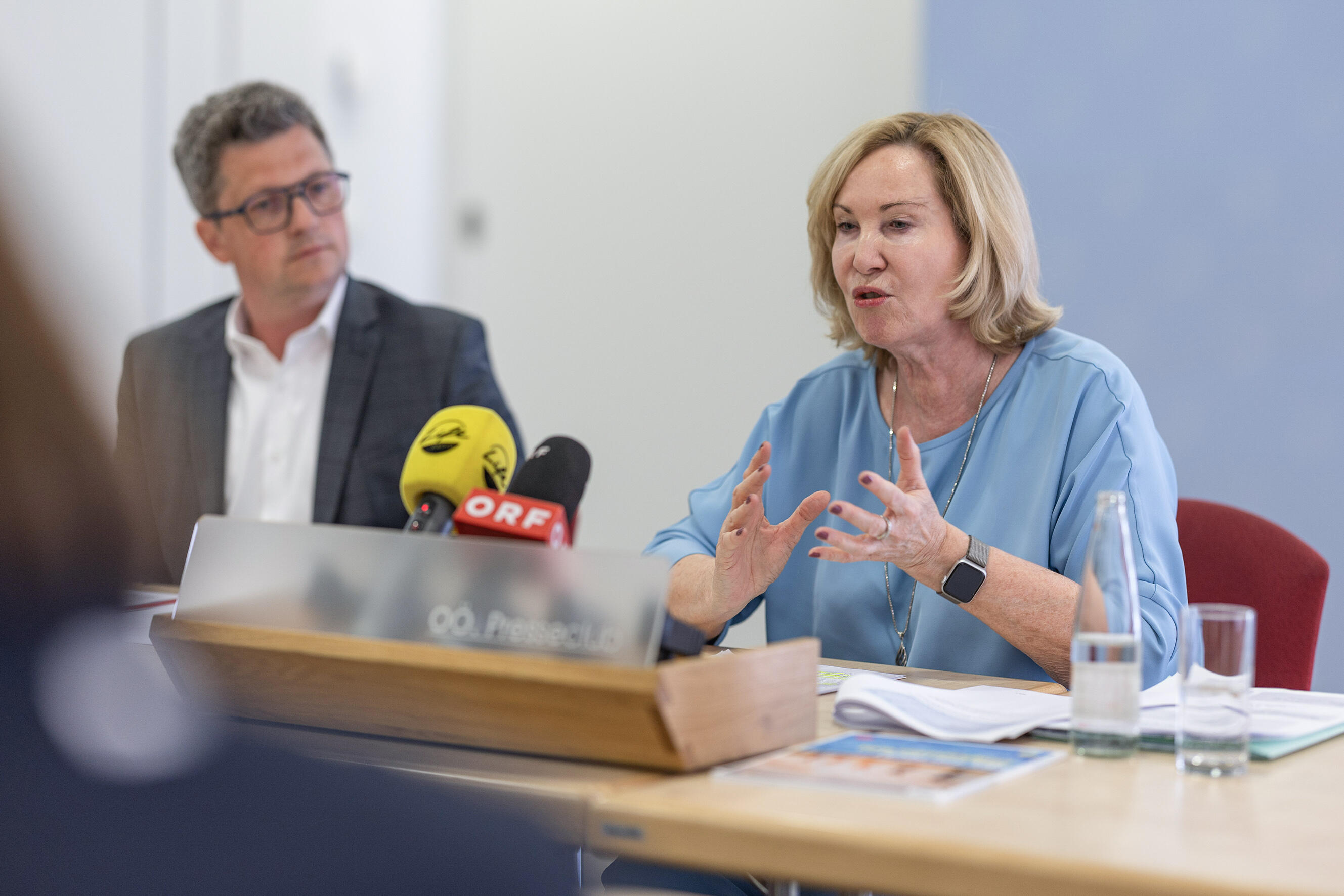 Landesrat Michael Lindner mit Kinder- und Jugendanwältin Christine Winkler-Kirchberger