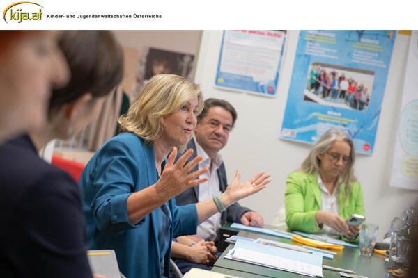 Kinder- und Jugendanwältin Christine Winkler-Kirchberger spricht vor Mitgliedern des Kinderrechte-Ausschusses des Österreichischen Bundesrates .