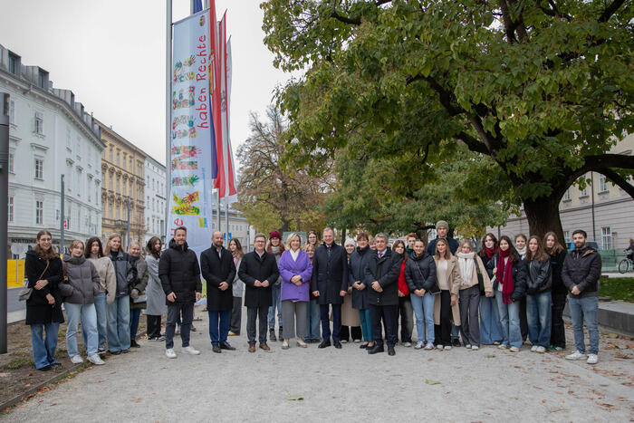 HiHissen der Kinderrechte-Fahne vor dem Linzer Landhaus, Gruppenfoto mit Landeshauptmann Thomas Stelzer, Landesrat Michael Lindner, den Vorsitzenden der Landtagsklubs, Kinder- und Jugendanwältin Christine Winkler-Kirchberger sowie Schülerinnen und Schülern des Khevenhüller Gymnasiums