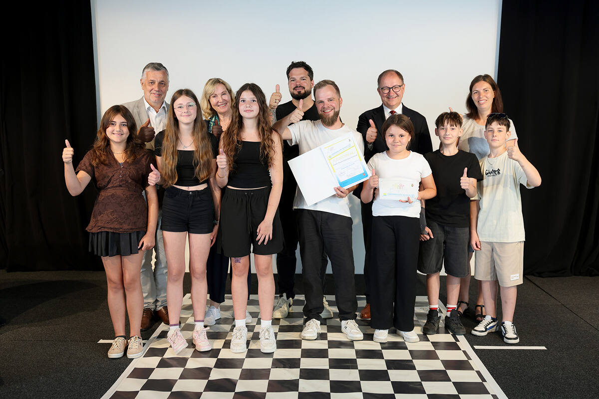 Auszeichnung der Kreativ- und Musikmittelschule Kirchdorf als Kinderrechte Schule OÖ durch LR Winkler, Bildungsdirektor Klampfer und Kinder- & Jugendanwältin Winkler-Kirchberger