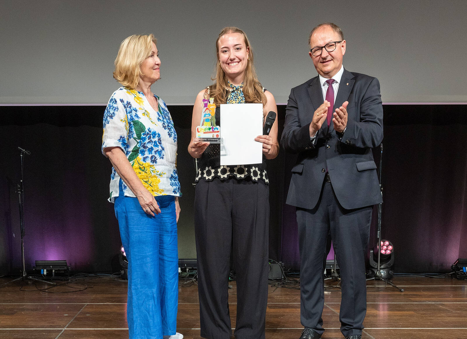Lea Reisegger, Bezirk Ried im Innkreis, mit LR Winkler und Kinder- und Jugendanwältin Winkler-Kirchberger