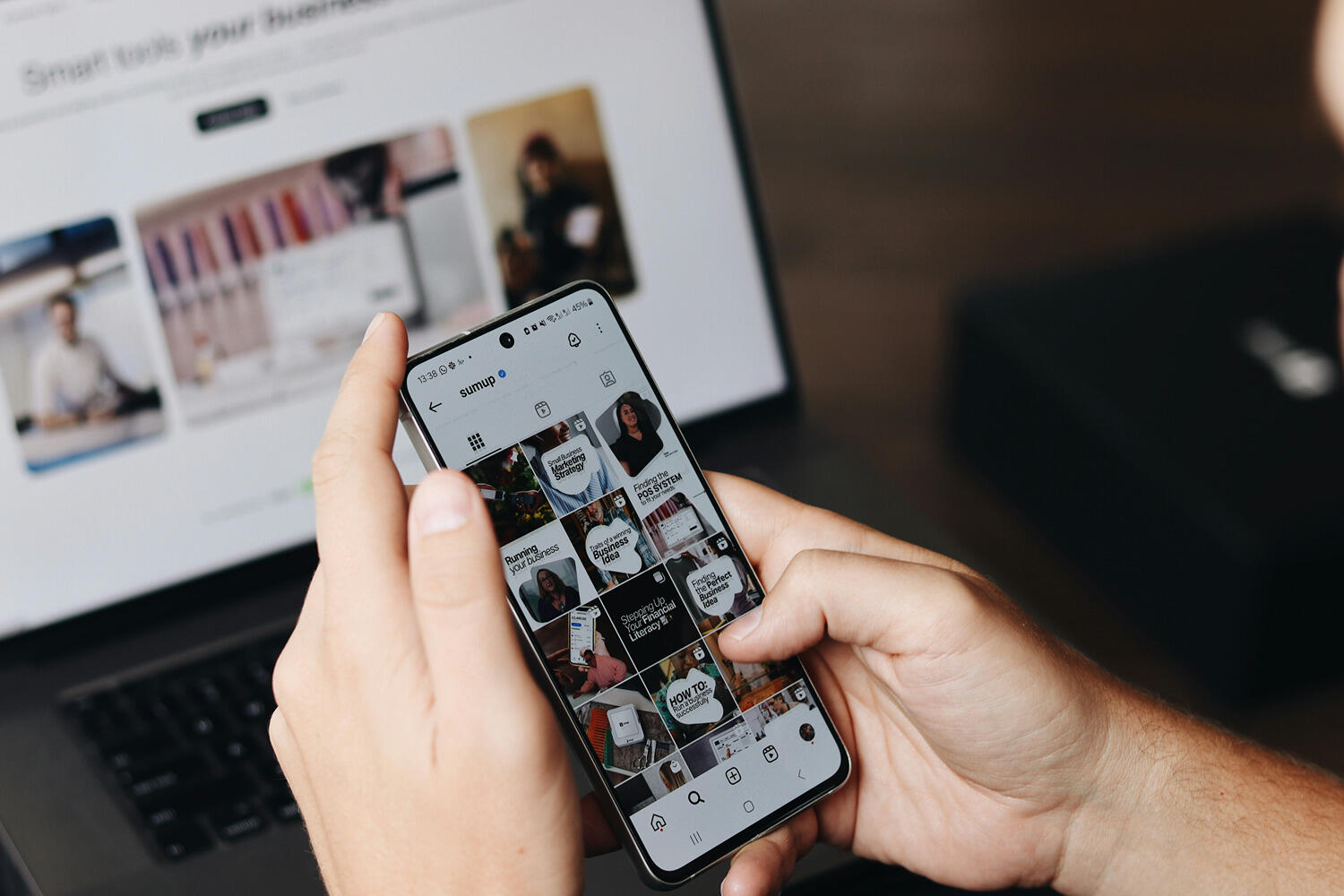 Smartphone und Laptop mit Social Media-Anwendungen