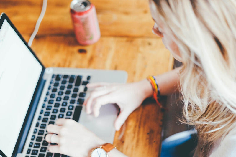 Junge Frau arbeitet am Laptop