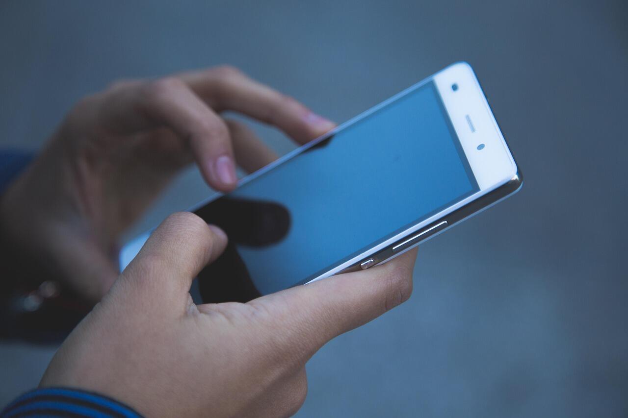 Zwei Hände halten ein Smartphone